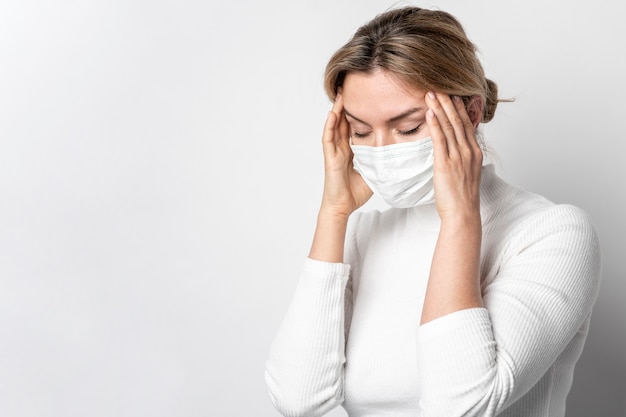 Photo portrait of young woman with illness symptom