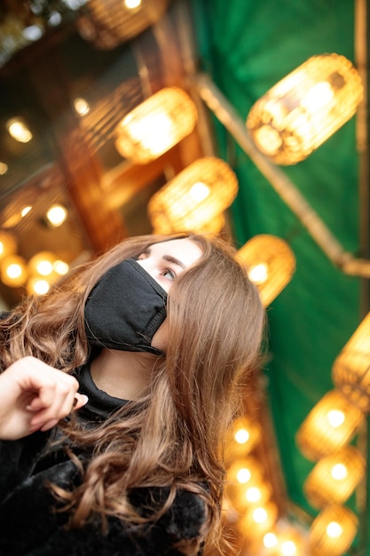 Photo portrait of young woman with illuminated lighting equipment