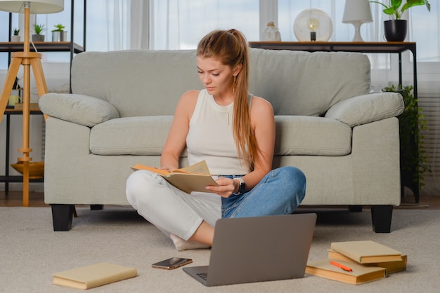 Ritratto di giovane donna con laptop freelance che lavora