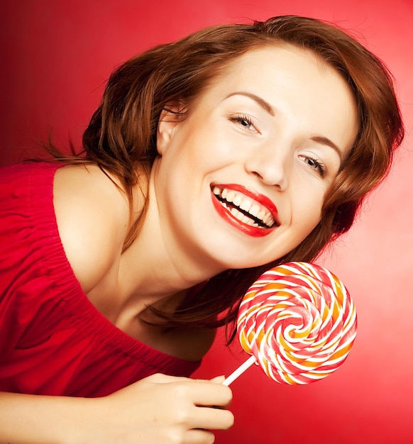 Photo portrait of young woman with lollipop