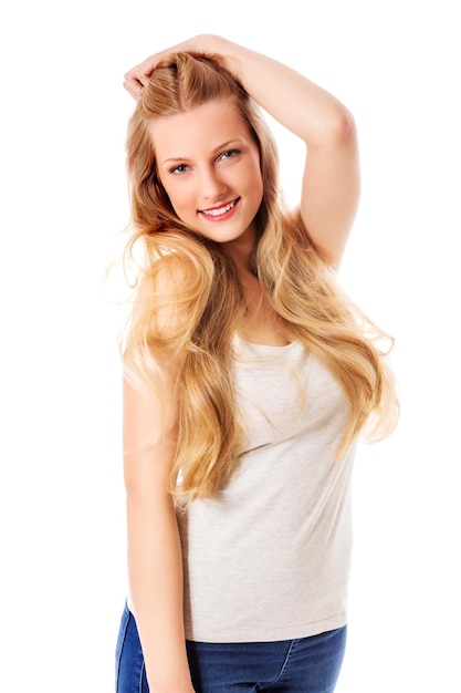 Foto ritratto di una giovane donna con i capelli lunghi su uno sfondo bianco