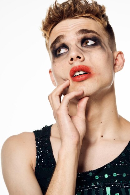 Foto ritratto di una giovane donna con il trucco su uno sfondo bianco