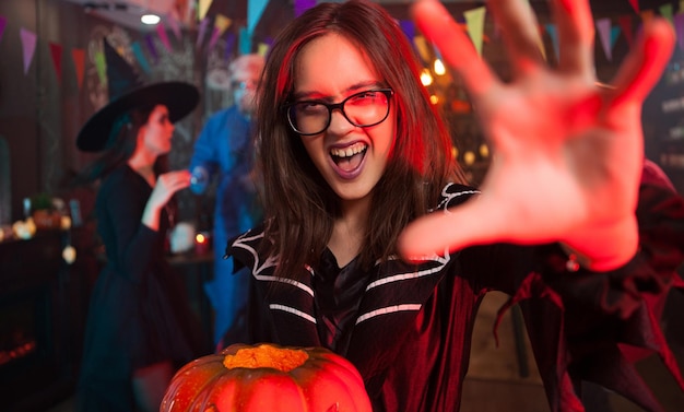 Photo portrait of young woman with pumpkin