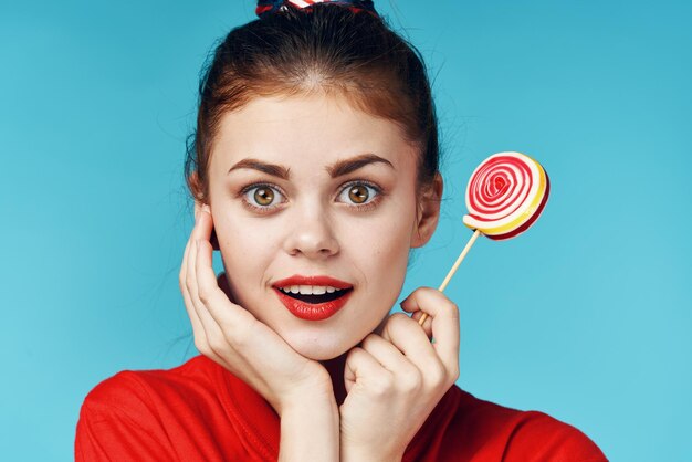 Foto ritratto di una giovane donna con la faccia rossa su uno sfondo blu