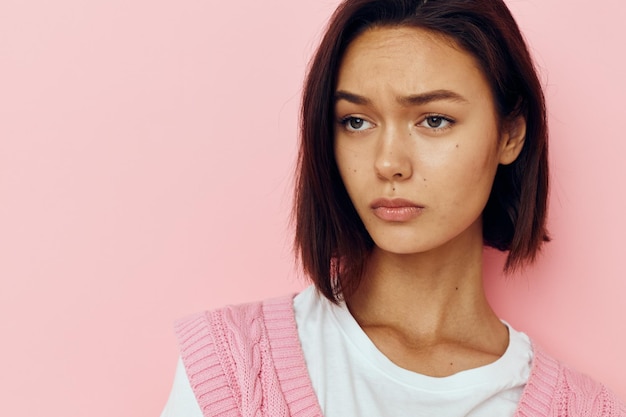 Ritratto di una giovane donna con i capelli corti e un maglione rosa stile di vita inalterato