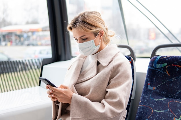 Foto ritratto di giovane donna con maschera chirurgica