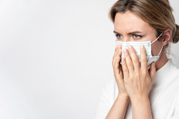 Foto ritratto di giovane donna con maschera chirurgica