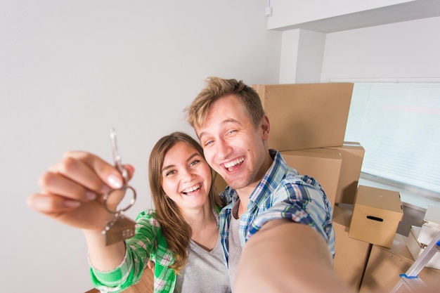 Photo portrait of young woman with syringe and daughter at home