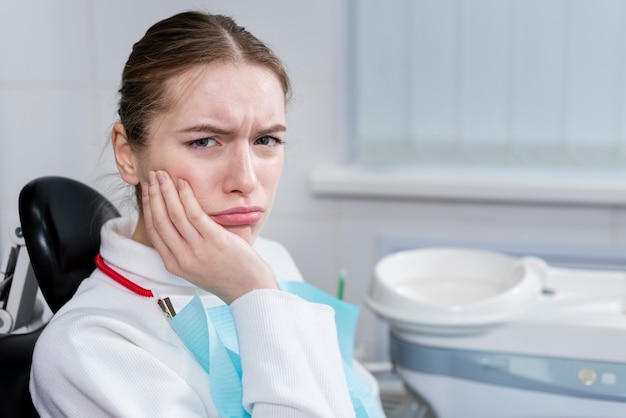 Photo portrait of young woman with toothache