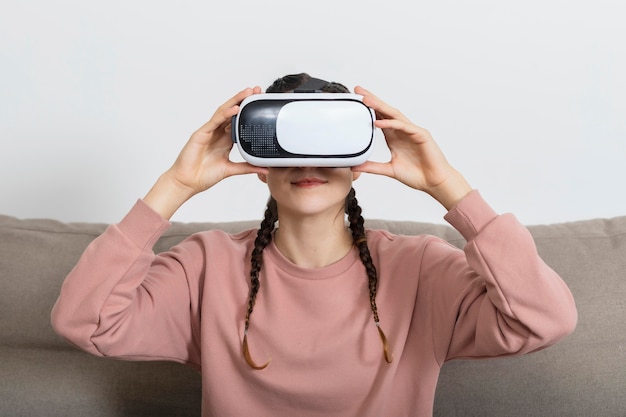 Photo portrait young woman with virtual reality headset