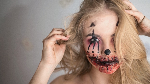 ハロウィーン中にゾンビのメイクアップを着た若い女性の肖像画