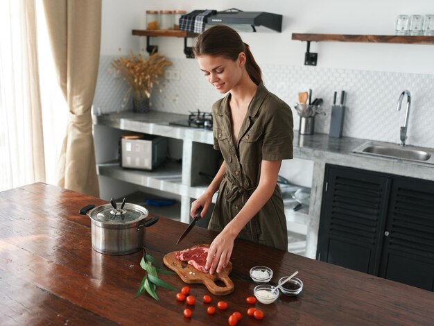 Photo portrait of young woman working at home