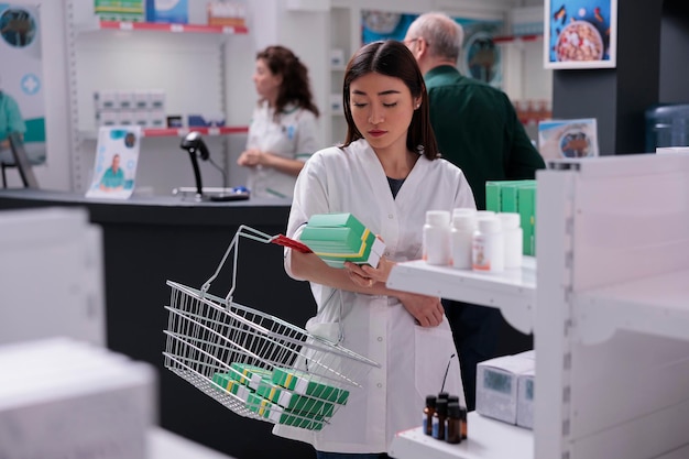 Photo portrait of young woman working in laboratory