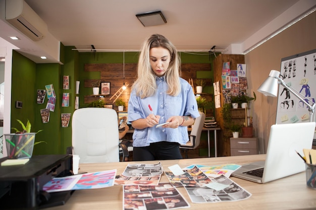 Photo portrait of young woman working at office