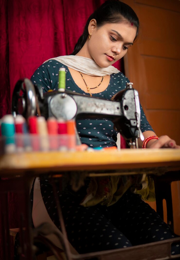 फोटो portrait of young woman working in workshop