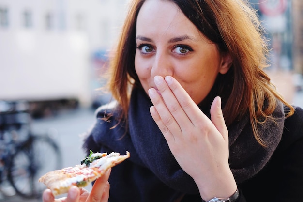 Foto ritratto di una giovane donna