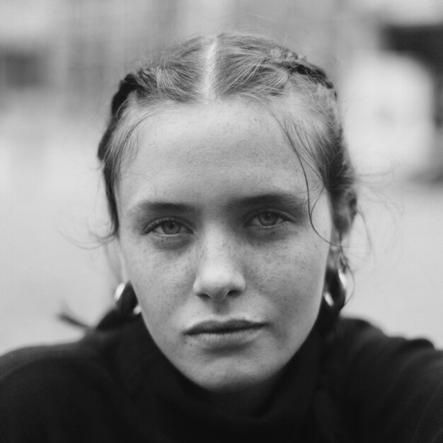 Foto ritratto di una giovane donna