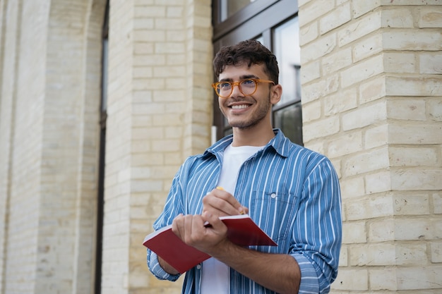 Photo portrait of young writer standing outdoors