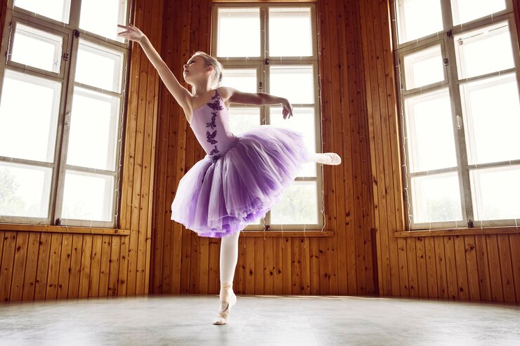 Photo a portraits of a ballerina girl in a lilac dress posing in a room showing ballet poses