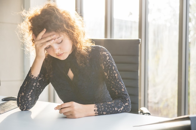 Foto ritratti di una bella donna stressata dal lavoro.