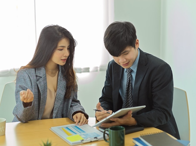 사무실 방에서 자신의 작업에 대해 상담하기 위해 서로 이야기하는 기업인의 초상화