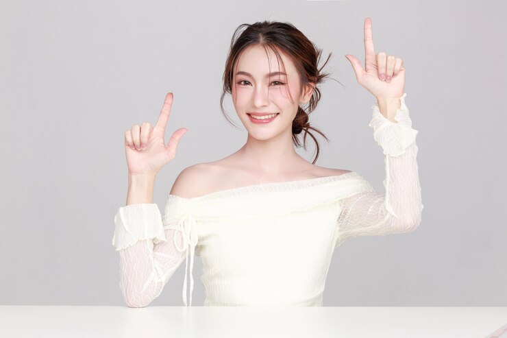 亞洲年輕女性的肖像 K 美麗自然化<unk>面部在灰色背景上有乾淨的新鮮皮膚 面部和皮膚護理概念為商業廣告