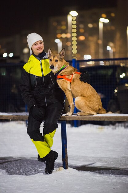 Portrat di giovani donne con un cane un parco giochi