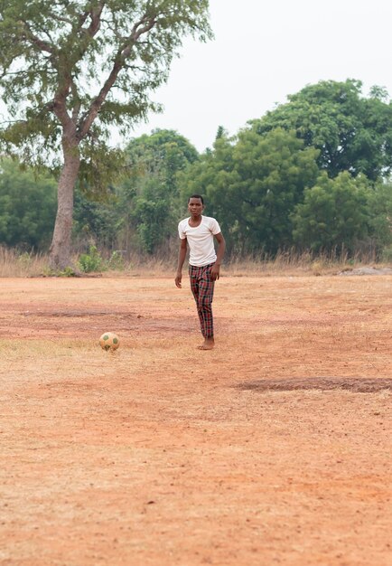 Portret Afrikaans kind met voetbalbal