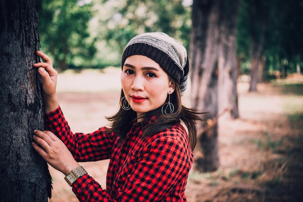 Portret Aziatisch hipster meisje op bos achtergrond ze draagt hoed vintage stijl Vrolijk meisje mode concept thailand mensen