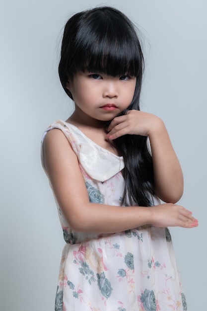 Portret Aziatisch schattig klein meisje poseren voor het nemen van een foto in de studio op witte achtergrond