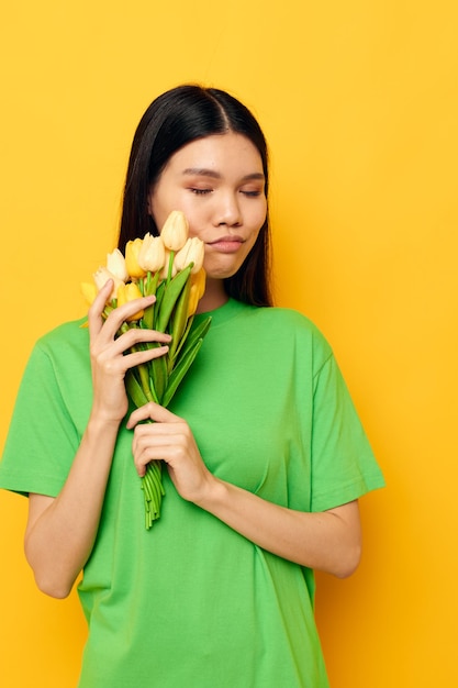 Portret Aziatische mooie jonge vrouw boeket bloemen romantiek lente poseren gele achtergrond ongewijzigd