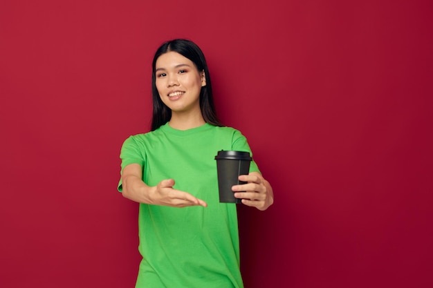 Portret Aziatische mooie jonge vrouw poseren in een groene tshirt wegwerp zwarte bril studio model ongewijzigd