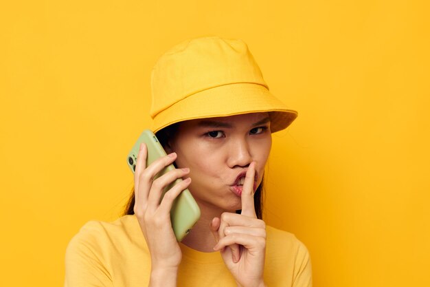 Portret Aziatische mooie jonge vrouw praten aan de telefoon poseren mode geïsoleerde achtergrond ongewijzigd