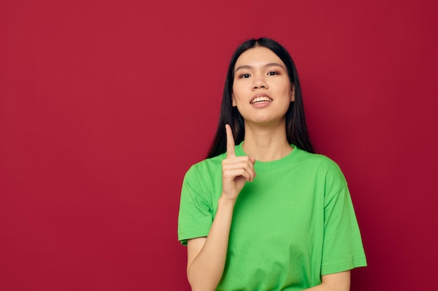 Portret Aziatische mooie jonge vrouw vrijetijdskleding emoties poseren mode geïsoleerde achtergrond ongewijzigd