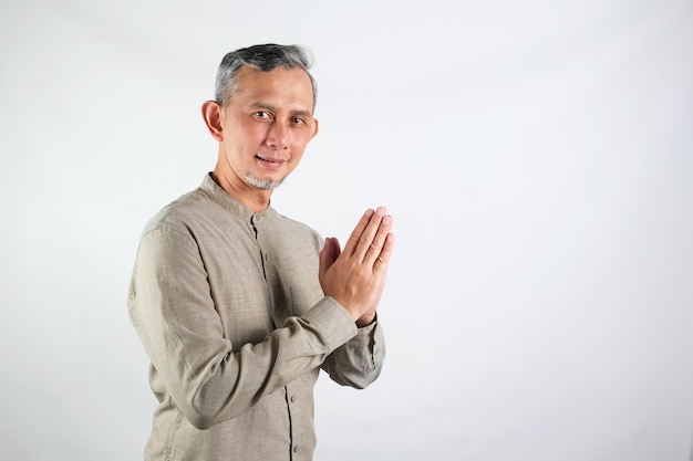 Portret Aziatische moslim man met groeten en gastvrije gebaren lachend gezicht