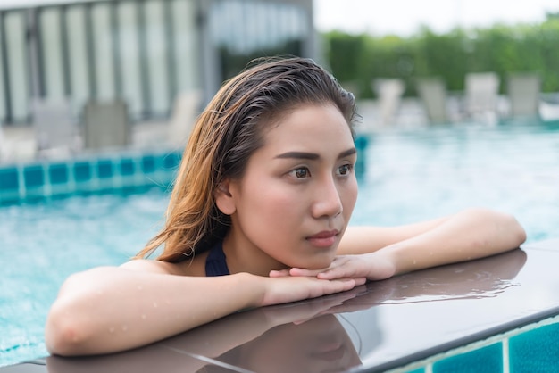 Portret Aziatische sexy vrouw zwemmen in zwembadthailand mensen ontspannen tijd