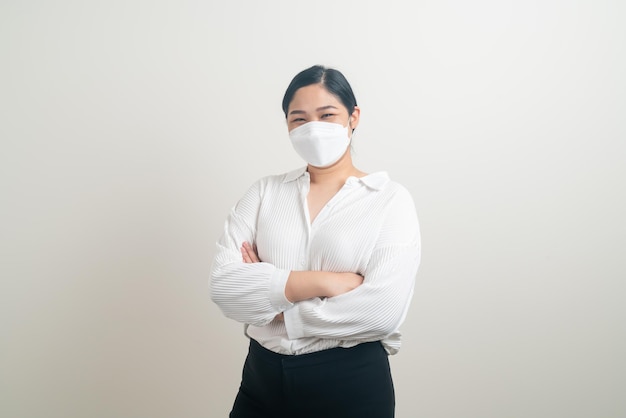 Portret aziatische vrouw die masker met witte achtergrond draagt