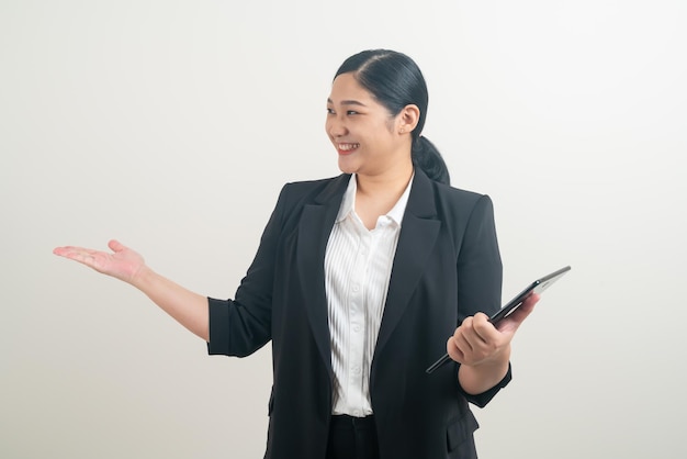 portret Aziatische vrouw die tablet met witte achtergrond vasthoudt en gebruikt