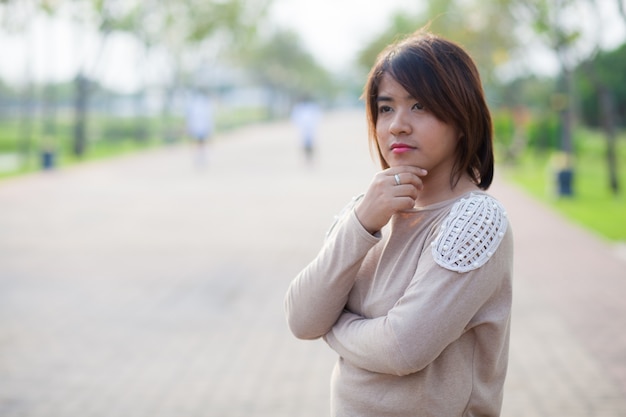 portret Aziatische vrouw in park.