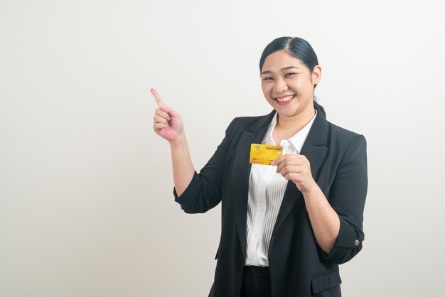 portret Aziatische vrouw met creditcard met witte achtergrond
