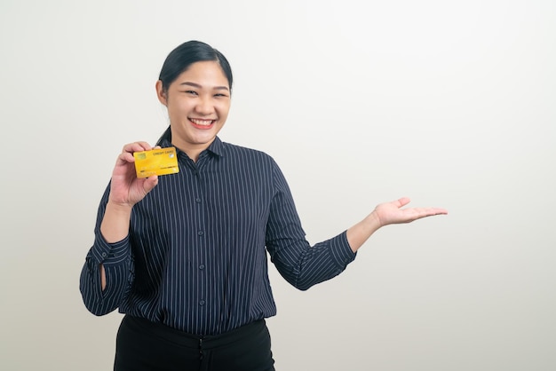 portret Aziatische vrouw met creditcard met witte achtergrond