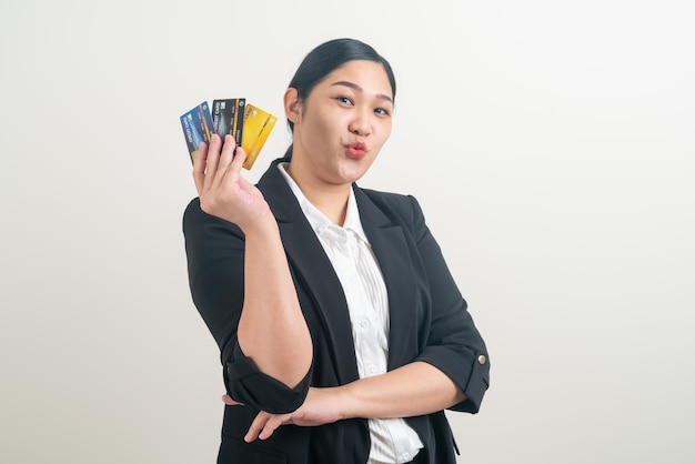 portret Aziatische vrouw met creditcard met witte achtergrond