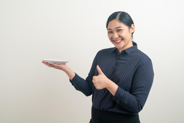 portret Aziatische vrouw met lege plaat bij de hand