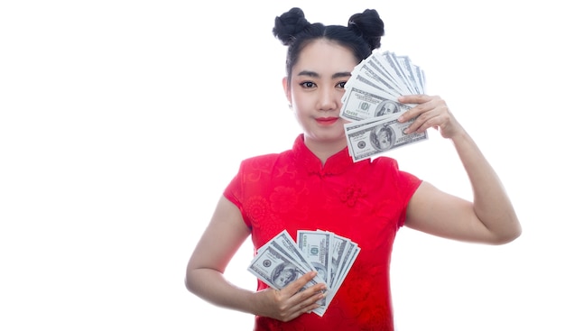 Portret Aziatische vrouw rode jurk traditionele cheongsam met geld 100 Amerikaanse dollarbiljetten China Girl