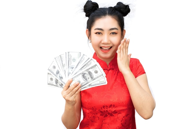 Portret Aziatische vrouw rode jurk traditionele cheongsam met geld 100 Amerikaanse dollarbiljetten