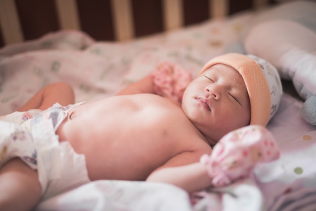 Portret Azië baby op het bed