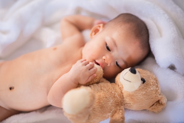 Portret azië baby op witte bed