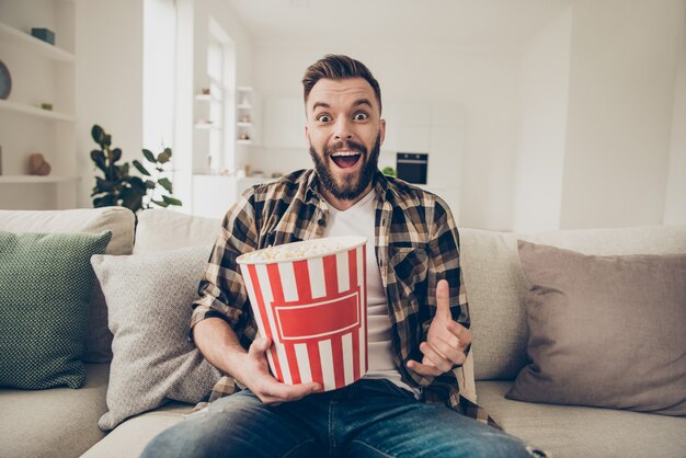 Portret bebaarde man popcorn eten