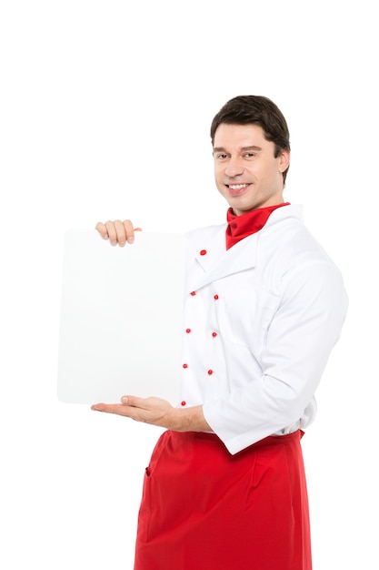 Portret blanke man in uniform chef-kok houdt een naamplaatje voor menu op wit.