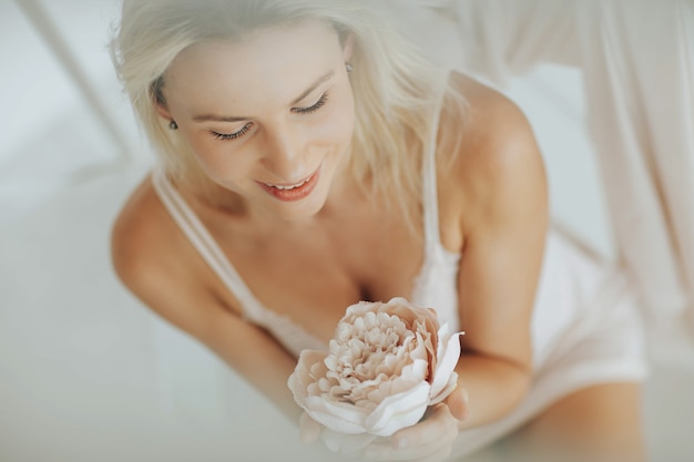 Portret Blonde vrouw poseren in witte lingerie